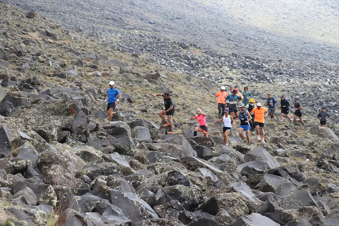Ağrı Dağı'nda ilk kez koşarak zirveye ulaştılar