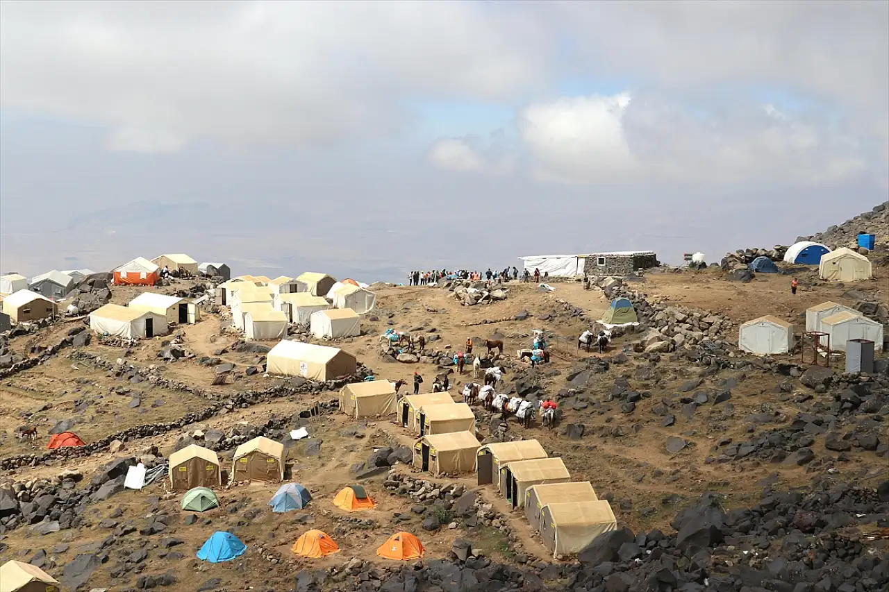 Zorlu tırmanışta 3 gün: Dağcılar 5 bin metrede kar ve buzla buluşuyor