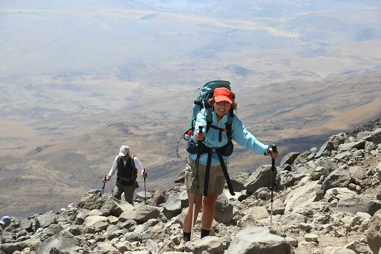 Zorlu tırmanışta 3 gün: Dağcılar 5 bin metrede kar ve buzla buluşuyor