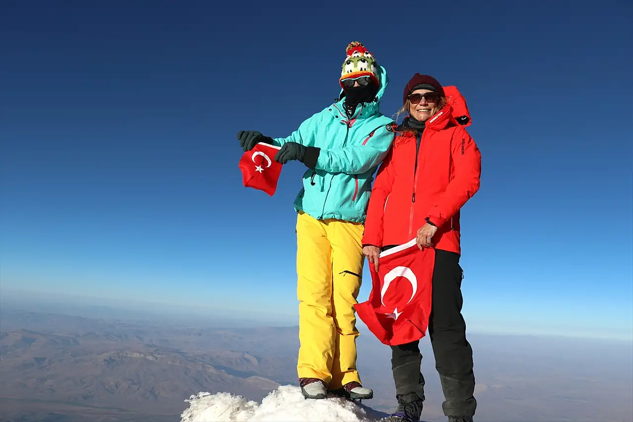 Zorlu tırmanışta 3 gün: Dağcılar 5 bin metrede kar ve buzla buluşuyor