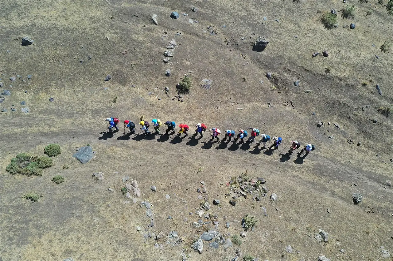 Zorlu tırmanışta 3 gün: Dağcılar 5 bin metrede kar ve buzla buluşuyor