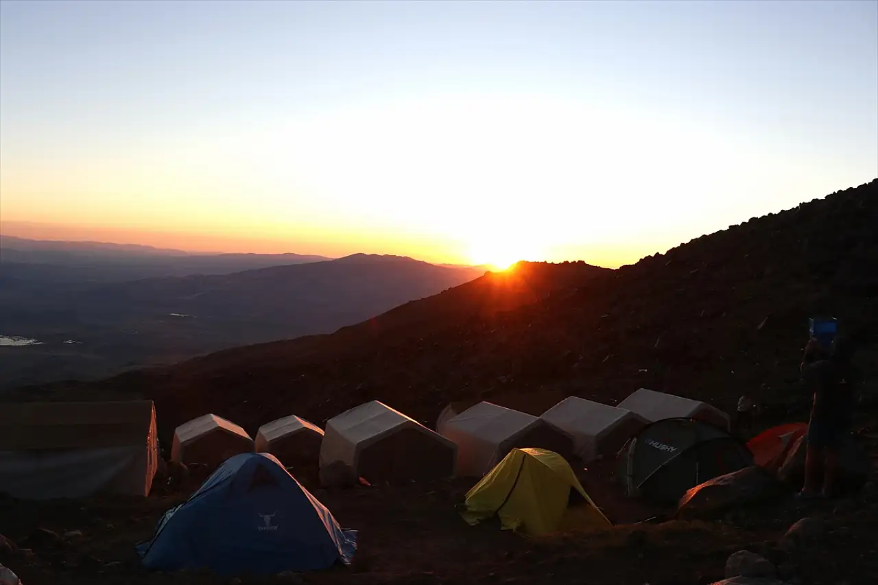 Zorlu tırmanışta 3 gün: Dağcılar 5 bin metrede kar ve buzla buluşuyor