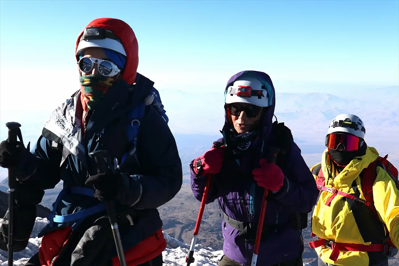 Zorlu tırmanışta 3 gün: Dağcılar 5 bin metrede kar ve buzla buluşuyor