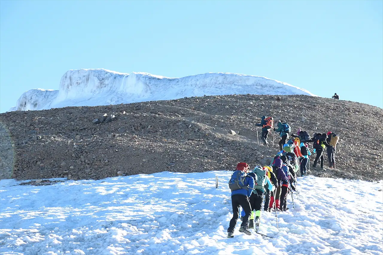 Zorlu tırmanışta 3 gün: Dağcılar 5 bin metrede kar ve buzla buluşuyor