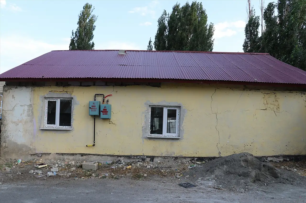 Ağrı'da engelli vatandaşın evi hayırseverlerin desteğiyle baştan sona yenilendi