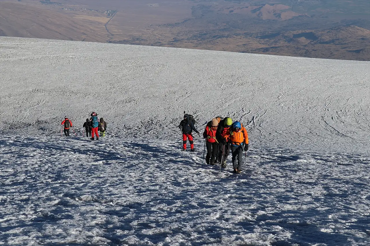 Japonya'dan Fas'a: Dağcıların rotası Ağrı Dağı!