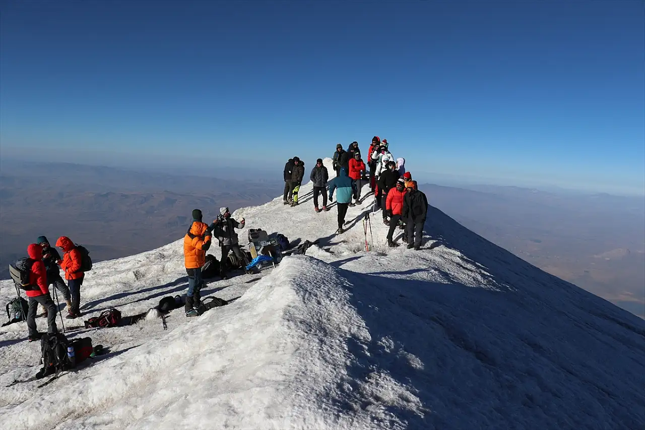 Japonya'dan Fas'a: Dağcıların rotası Ağrı Dağı!