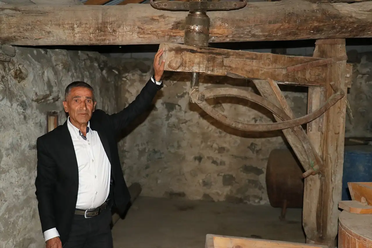 Taşlıçay'da baba yadigârı su değirmeni yeniden hayat buldu