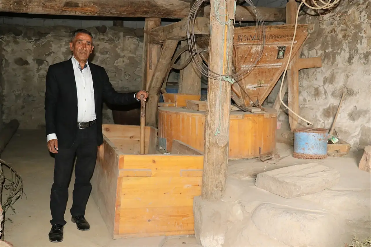 Taşlıçay'da baba yadigârı su değirmeni yeniden hayat buldu