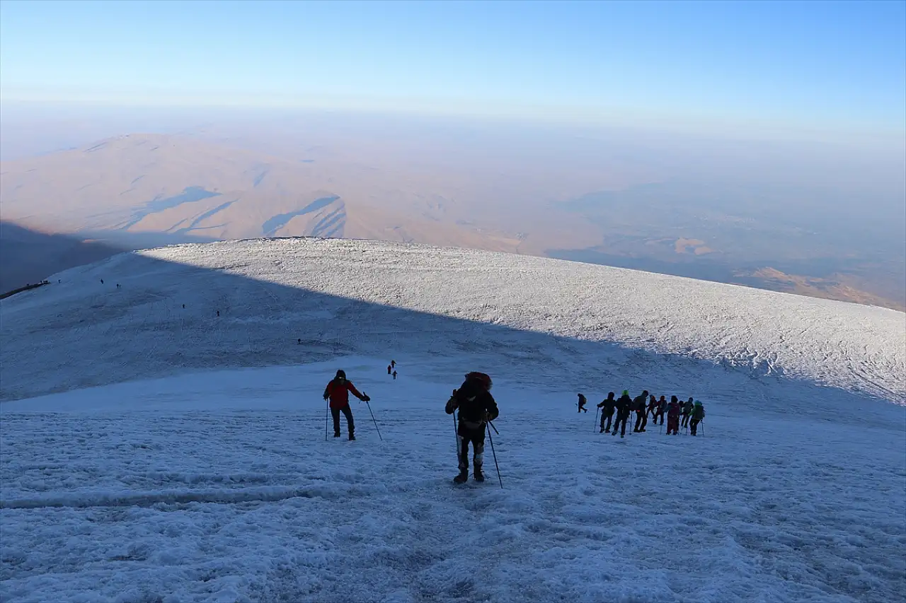 Küresel ısınma Ağrı Dağı'nı vurdu: Buzullar hızla eriyor!