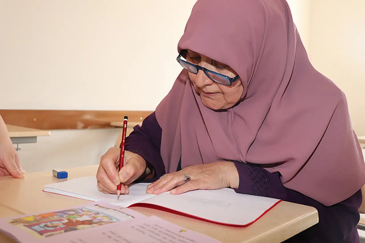 Okuma Yazma Öğrenerek Hayata Dört Elle Sarılan Nimet Nine, Kaybolma Korkusunu Geride Bıraktı!