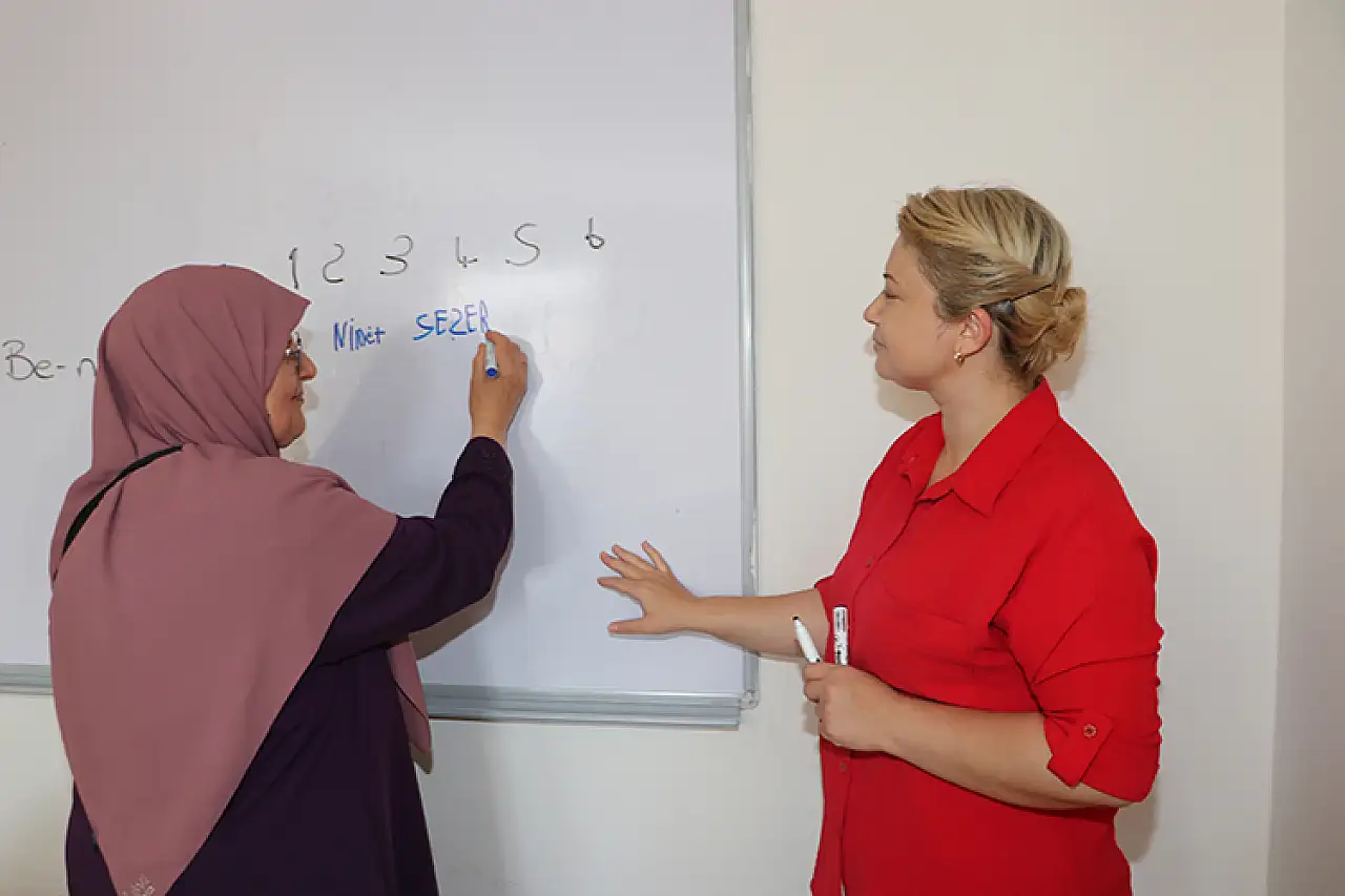 Okuma Yazma Öğrenerek Hayata Dört Elle Sarılan Nimet Nine, Kaybolma Korkusunu Geride Bıraktı!