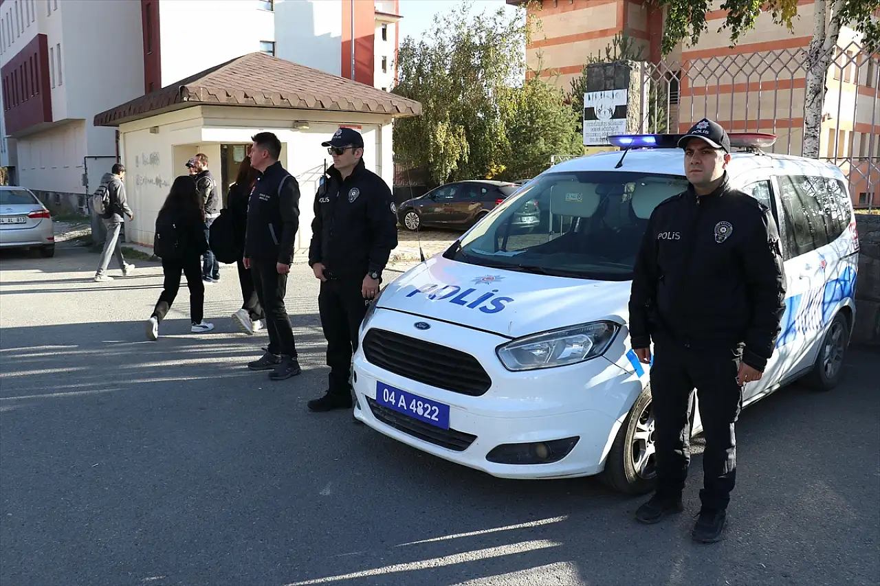 Ağrı'da polis ekipleri okul çevrelerinde nöbette