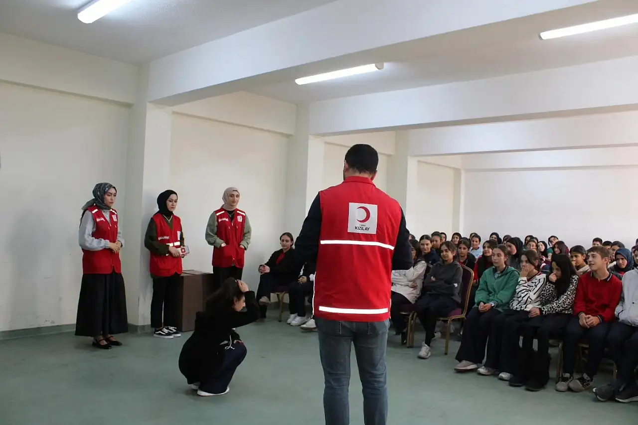 Kızılay Ağrı'dan öğrencilere hayati afet ve ilkyardım eğitimi
