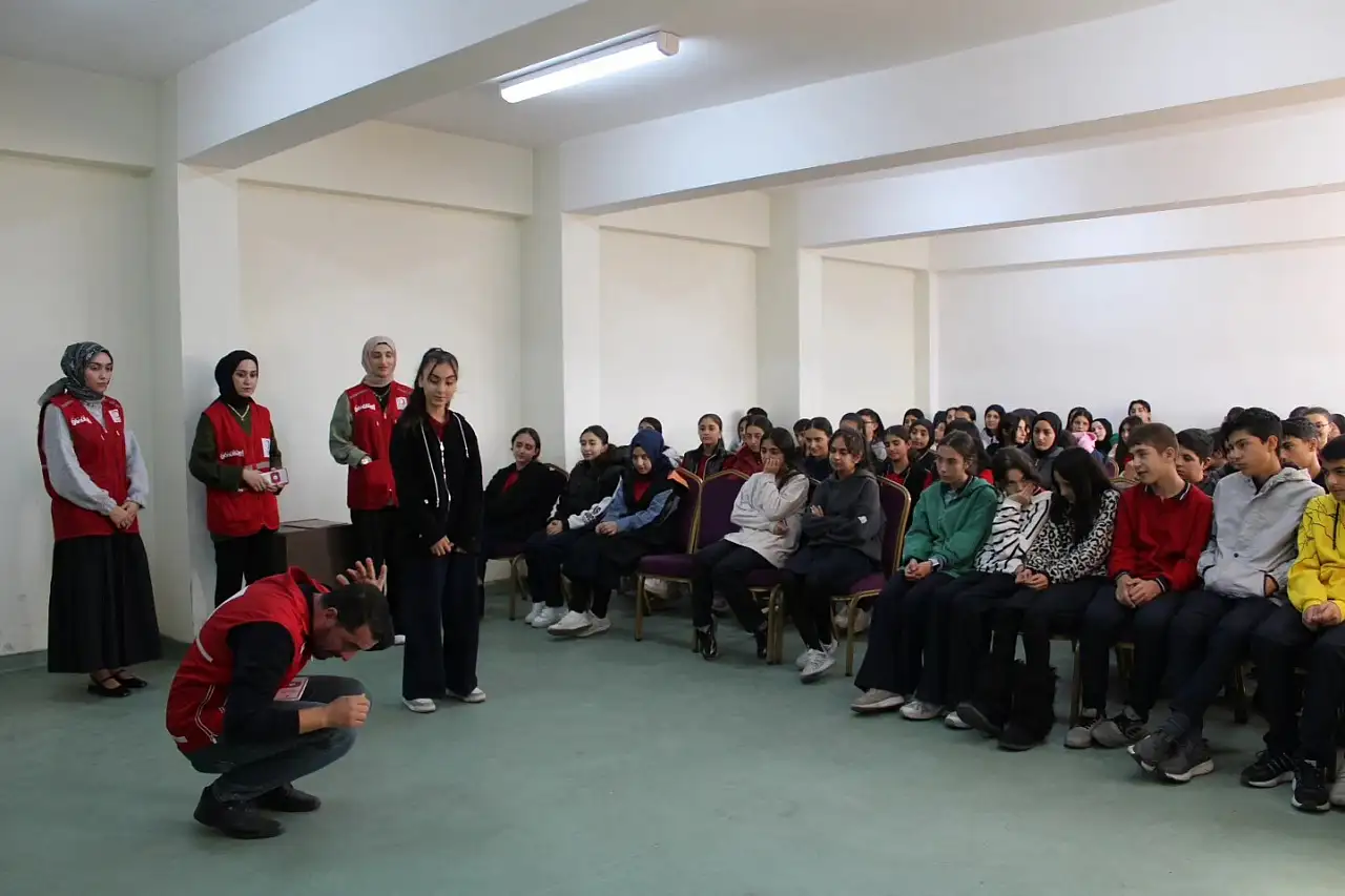 Kızılay Ağrı'dan öğrencilere hayati afet ve ilkyardım eğitimi