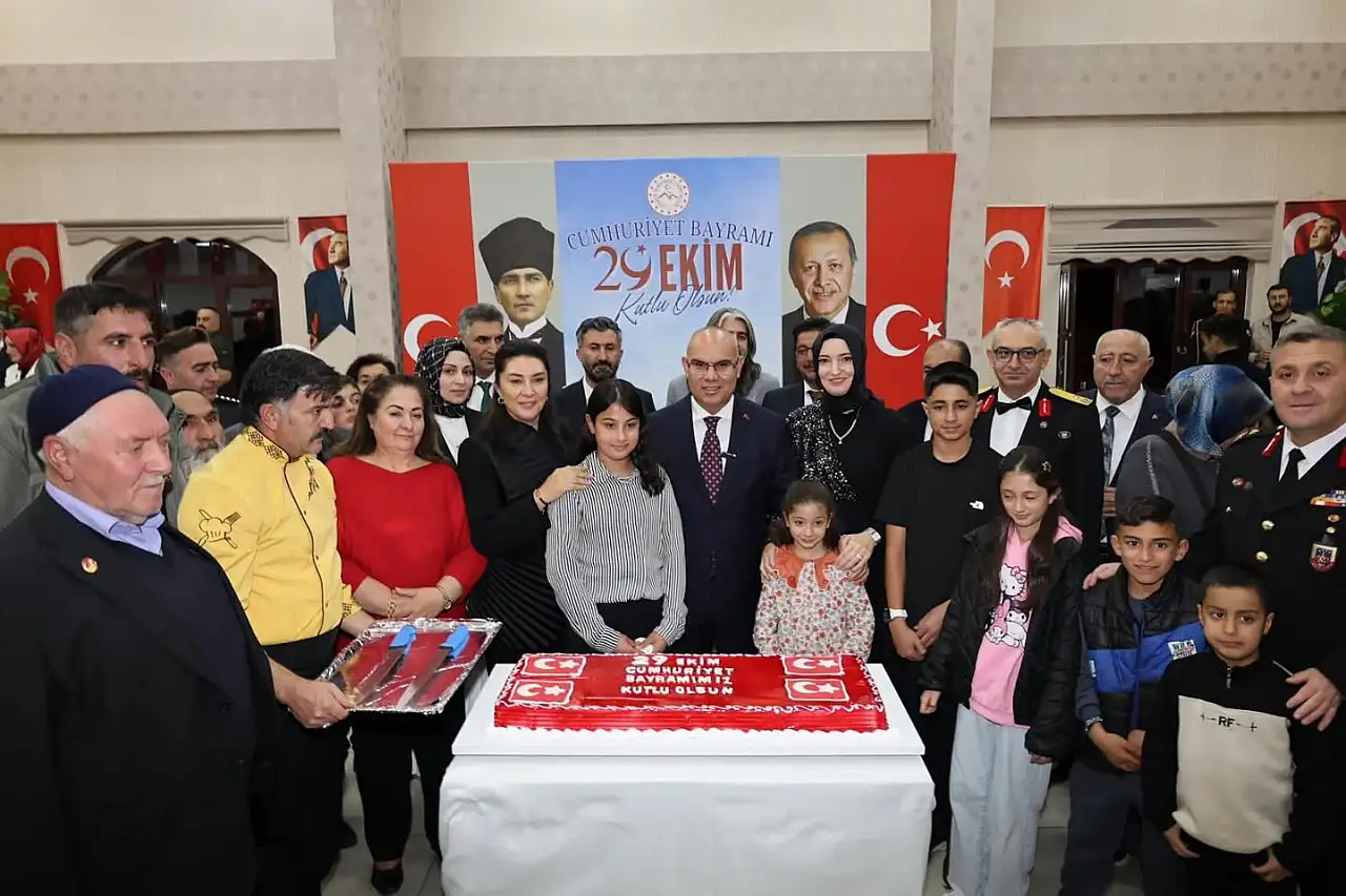 Ağrı'da Cumhuriyetin 102. yılına özel anlamlı resepsiyon