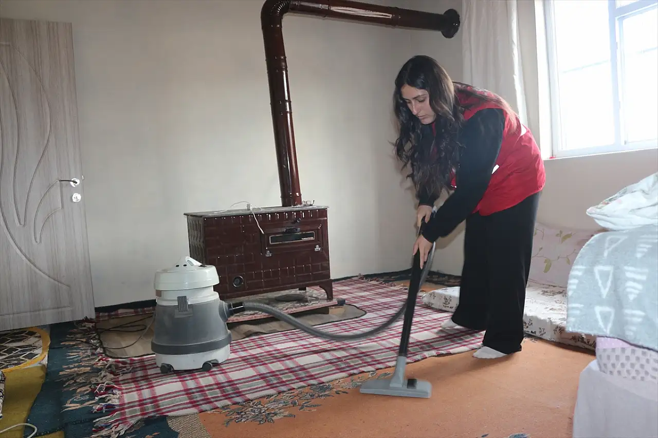 Doğubayazıt'ta gönüllüler, yaşlı kadının yüzünü güldürdü