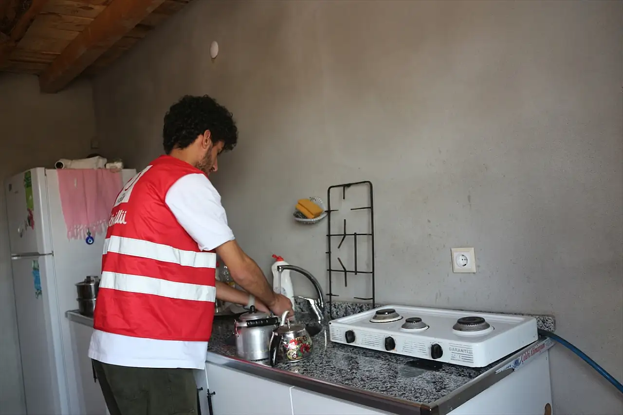 Doğubayazıt'ta gönüllüler, yaşlı kadının yüzünü güldürdü