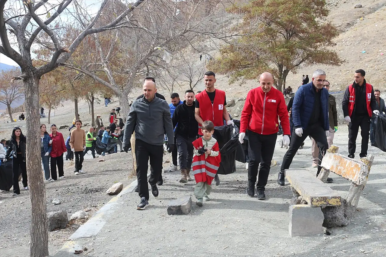 Doğubayazıt'ta çevre bilinci için kollar sıvandı