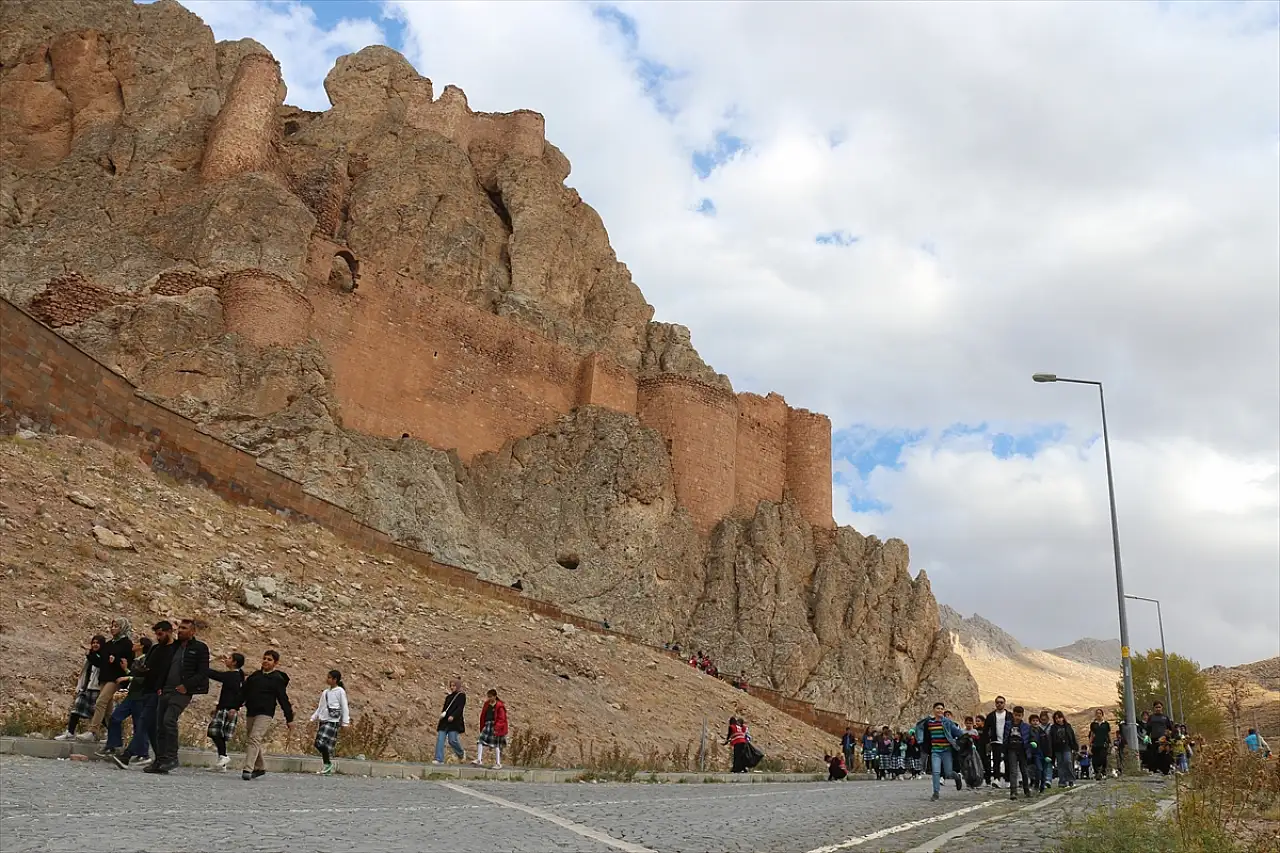 Doğubayazıt'ta çevre bilinci için kollar sıvandı