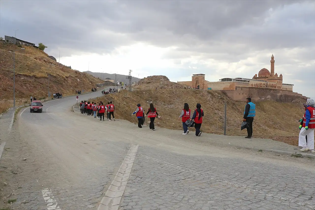 Doğubayazıt'ta çevre bilinci için kollar sıvandı