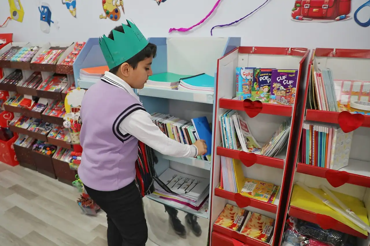 Askıda kırtasiye projesi ile Ağrı'da çocuklar birbirine destek oluyor