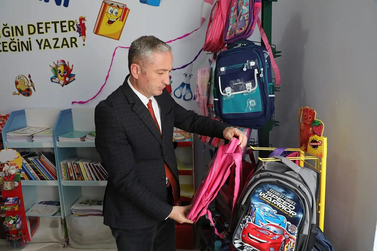 Askıda kırtasiye projesi ile Ağrı'da çocuklar birbirine destek oluyor