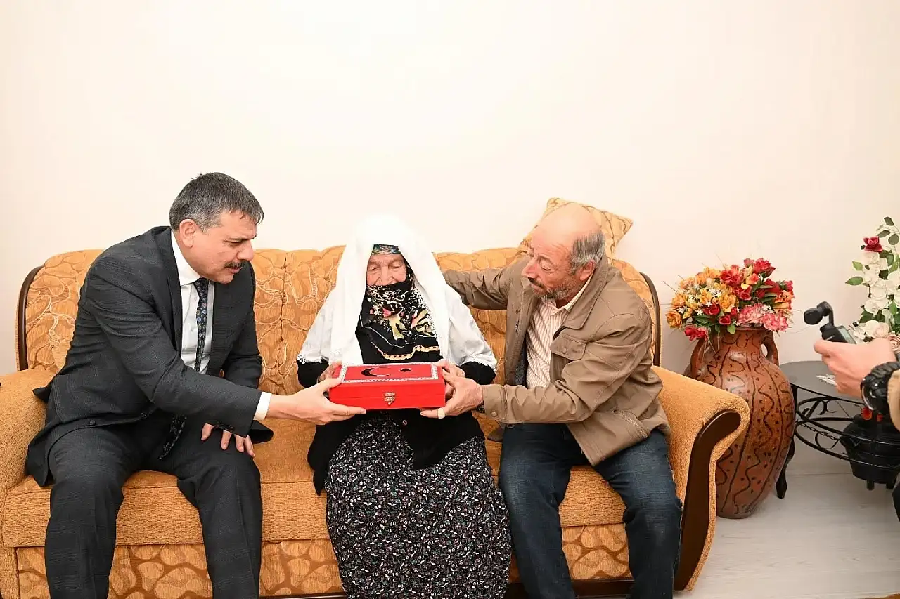 Vali Çiftçi, 93 yaşındaki Zemzem Nine ve şehit annesini ziyaret etti