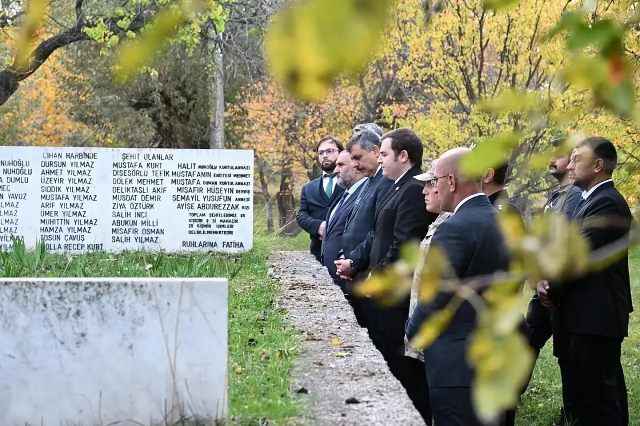 Vali Çiftçi, İspir ve Pazaryolu'nda heyelan bölgesini inceledi, esnafla buluştu ve şehitliği ziyaret etti
