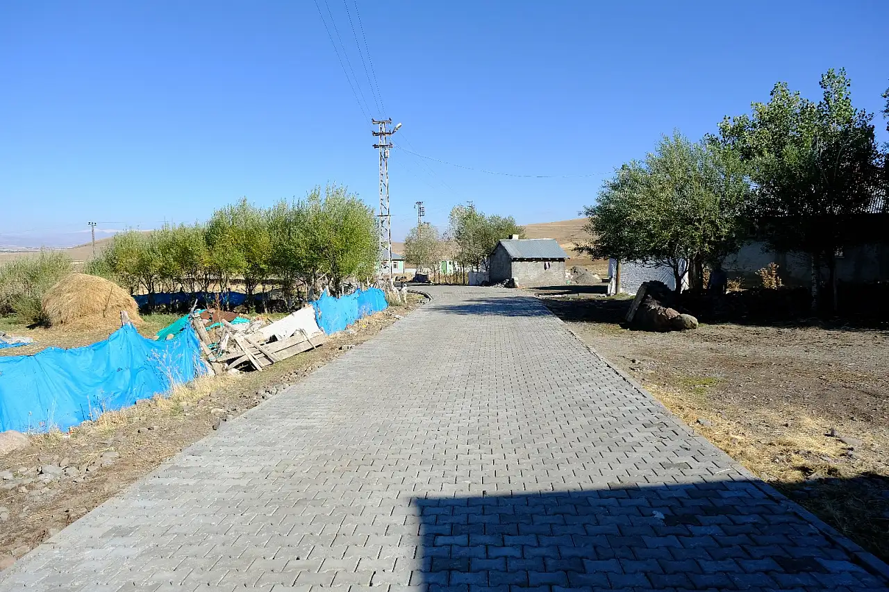 Eleşkirt'in Söbetaş Köyü'nde parke taşı çalışması tamamlandı
