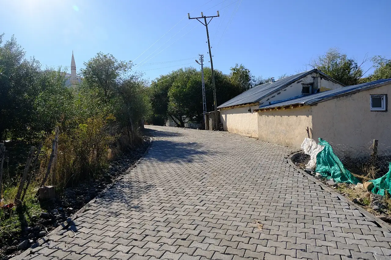 Eleşkirt'in Söbetaş Köyü'nde parke taşı çalışması tamamlandı
