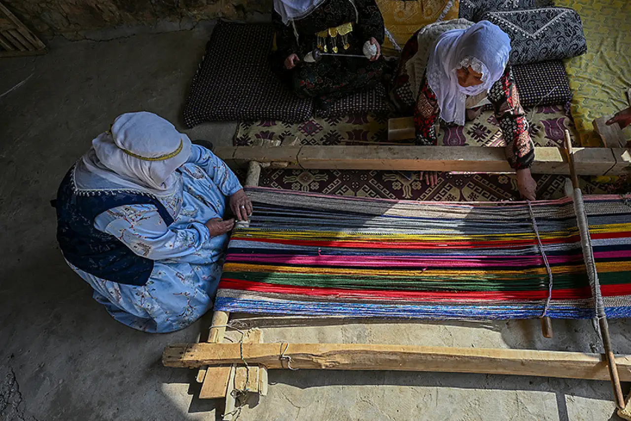 Bahçesaraylı kadınlar ahşap tezgahlarında dokuma kültürünü yaşatıyor