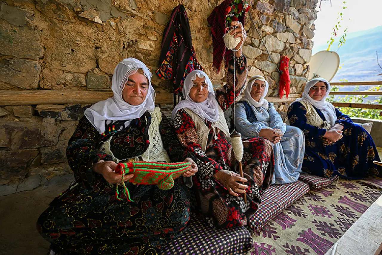 Bahçesaraylı kadınlar ahşap tezgahlarında dokuma kültürünü yaşatıyor