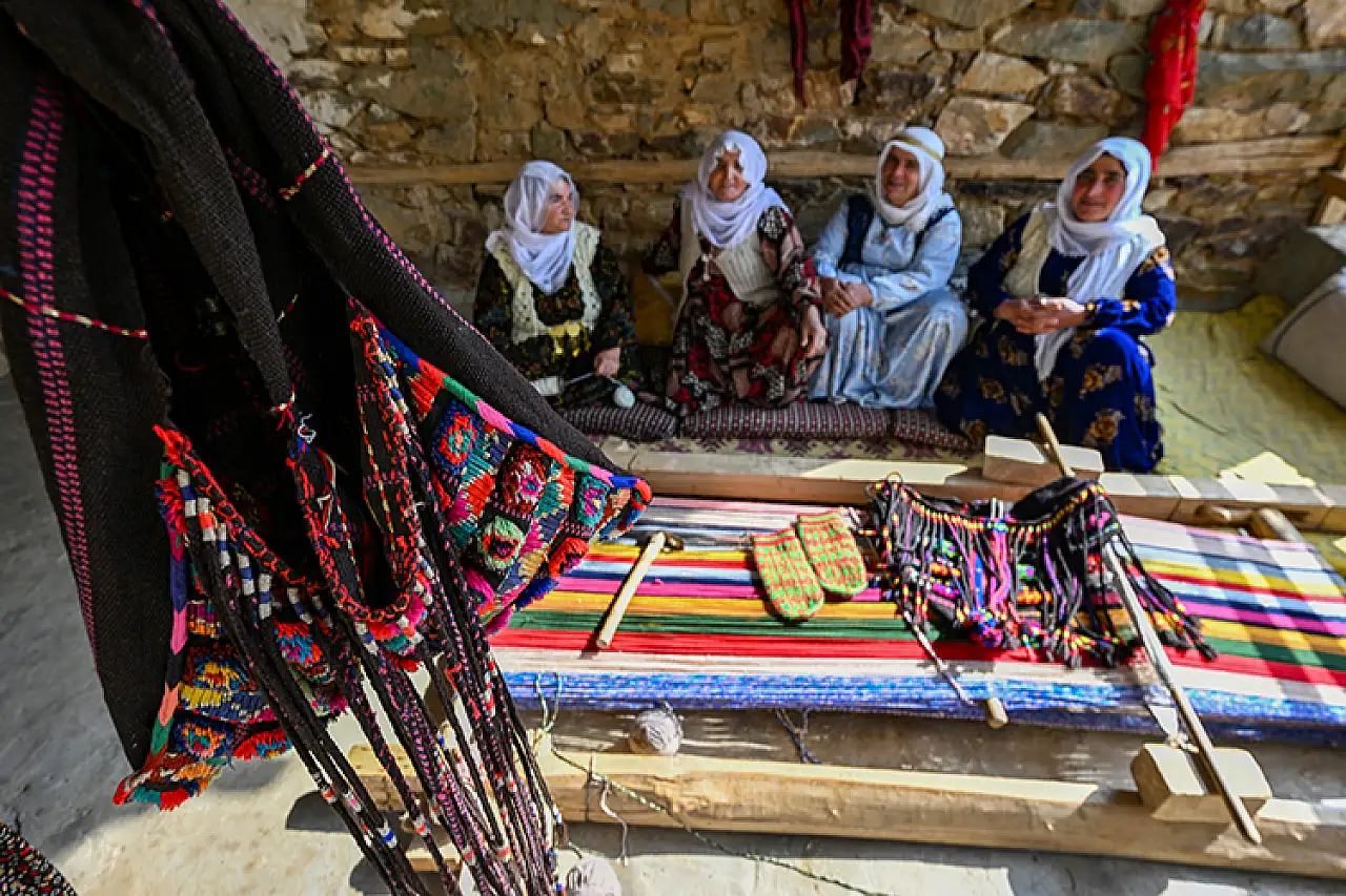 Bahçesaraylı kadınlar ahşap tezgahlarında dokuma kültürünü yaşatıyor
