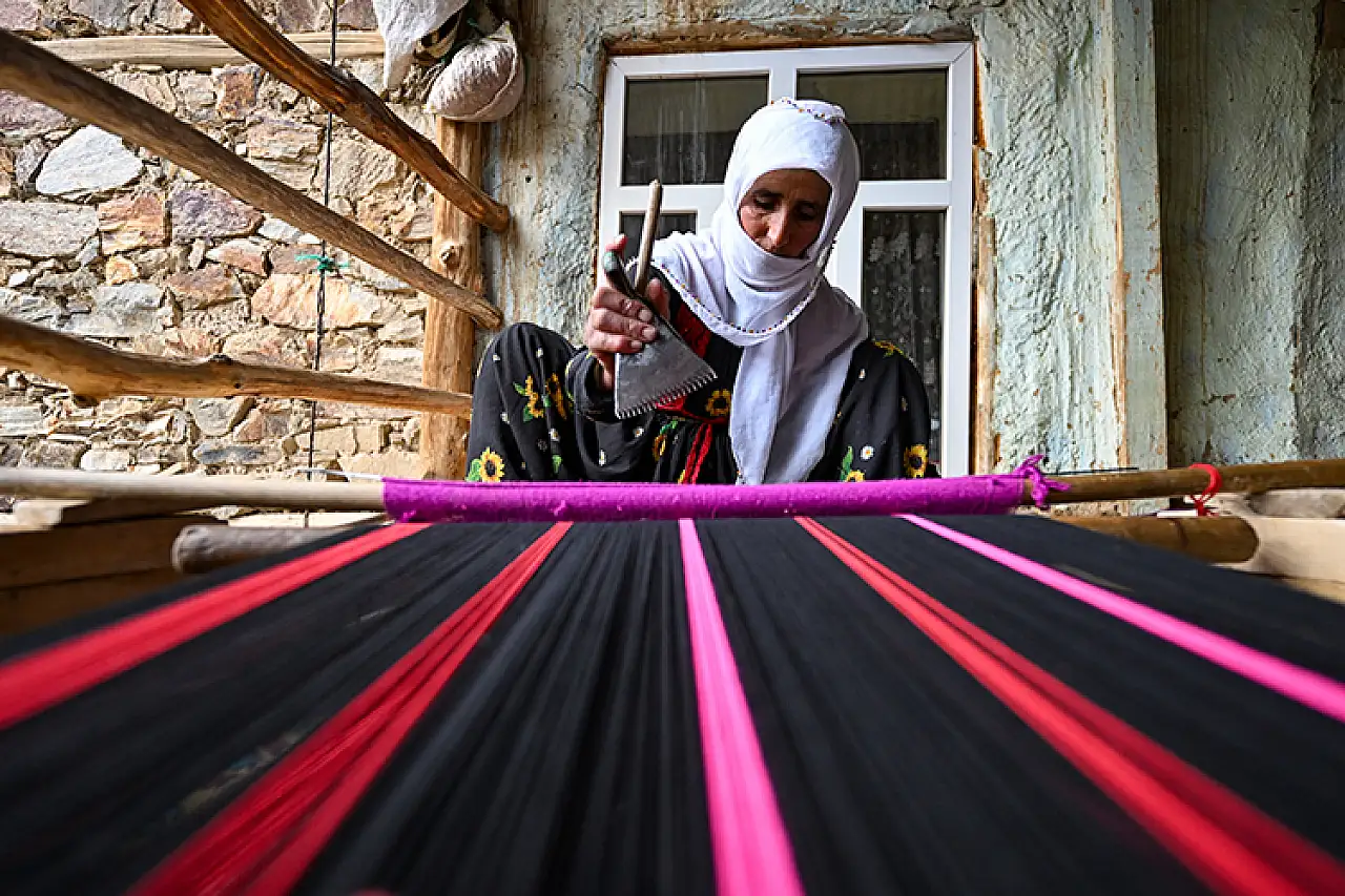 Bahçesaraylı kadınlar ahşap tezgahlarında dokuma kültürünü yaşatıyor