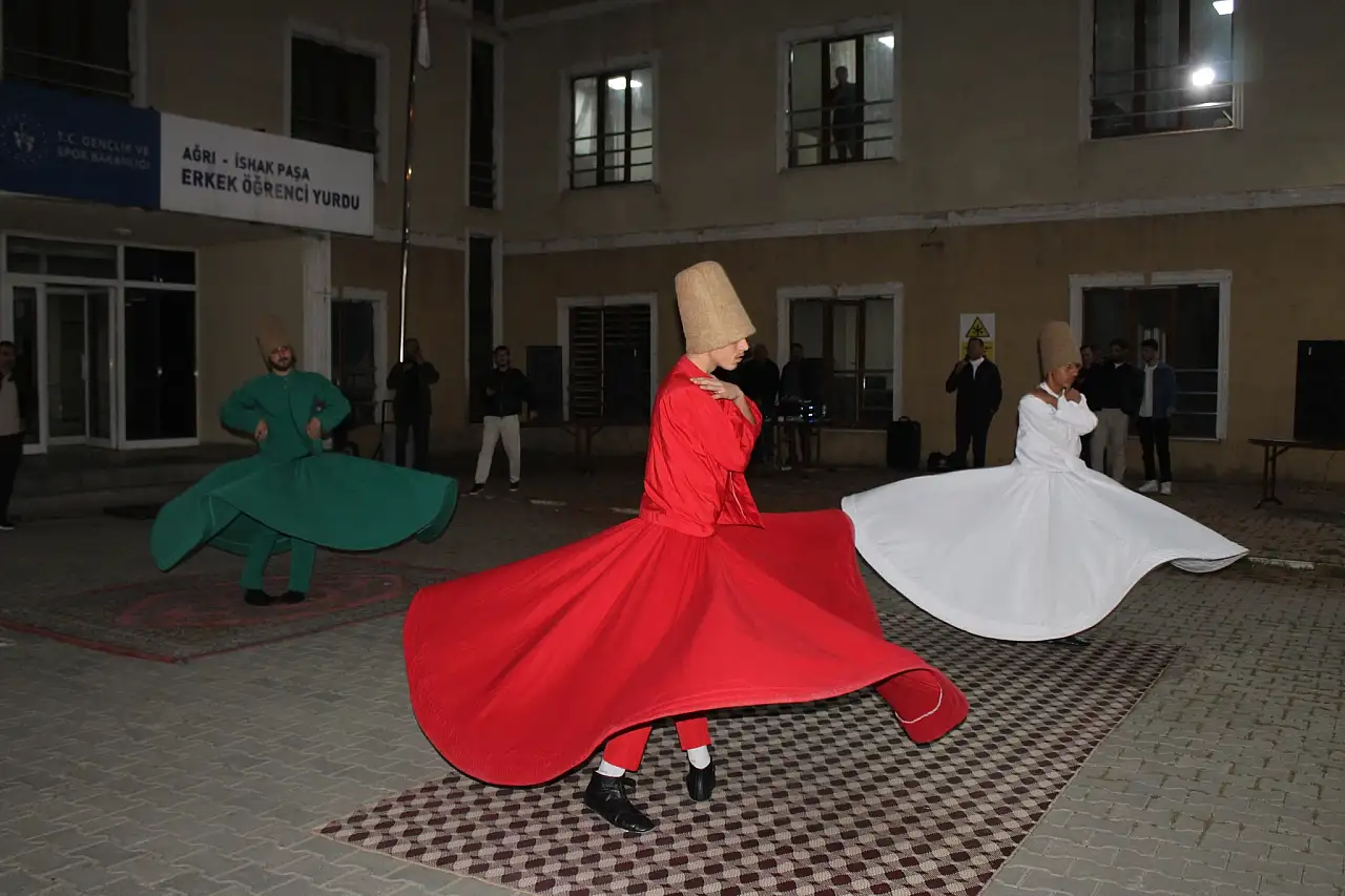 Ağrı'da yurt öğrencileri semazen gösterisiyle büyülendi