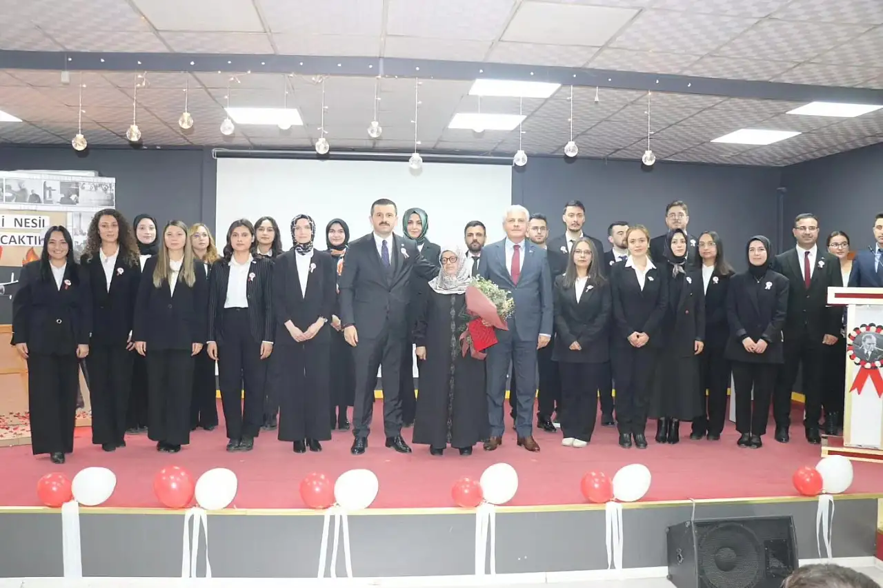 Tutak'ta 24 Kasım programında aday öğretmenlerin yemin töreni dikkat çekti