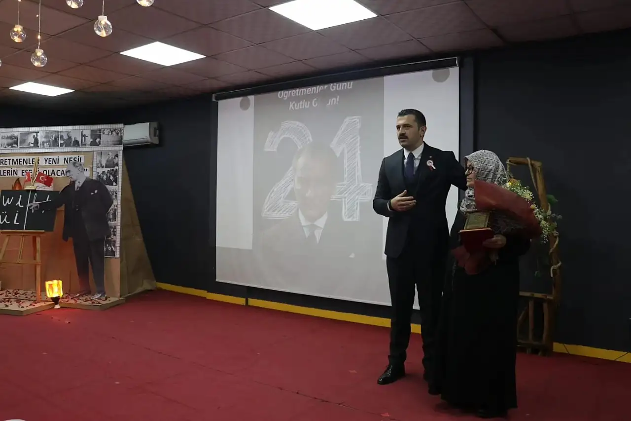 Tutak'ta 24 Kasım programında aday öğretmenlerin yemin töreni dikkat çekti