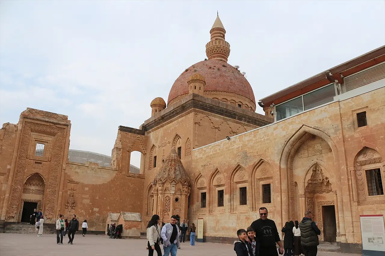 Ara tatilde tarihi saray ziyaretçilerini ağırlıyor
