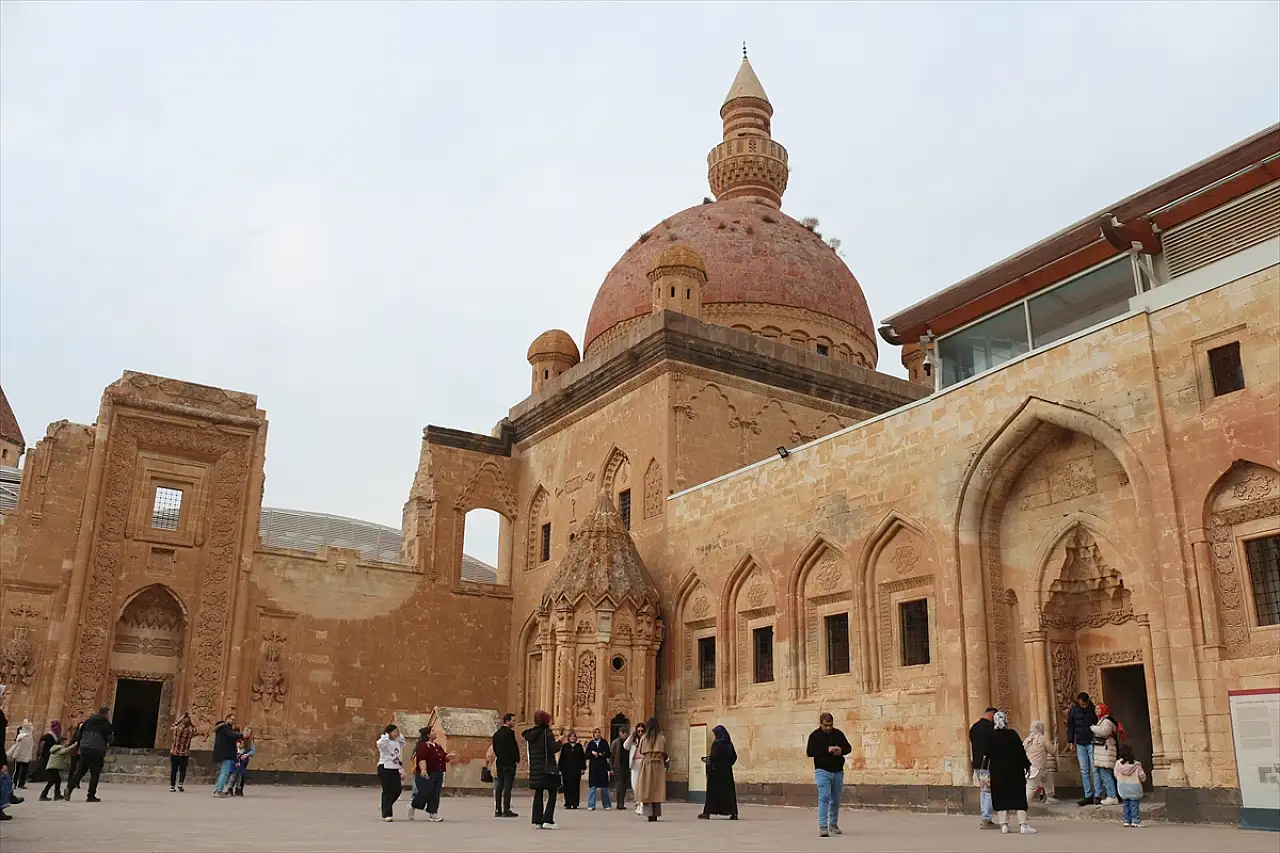 Ara tatilde tarihi saray ziyaretçilerini ağırlıyor