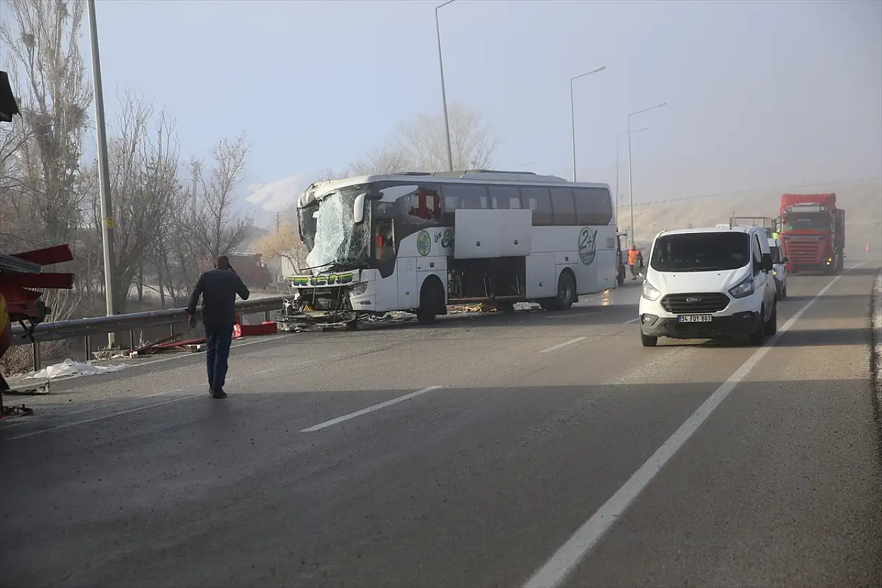 Ağrı-Erzurum karayolunda kaza: 11 yaralı