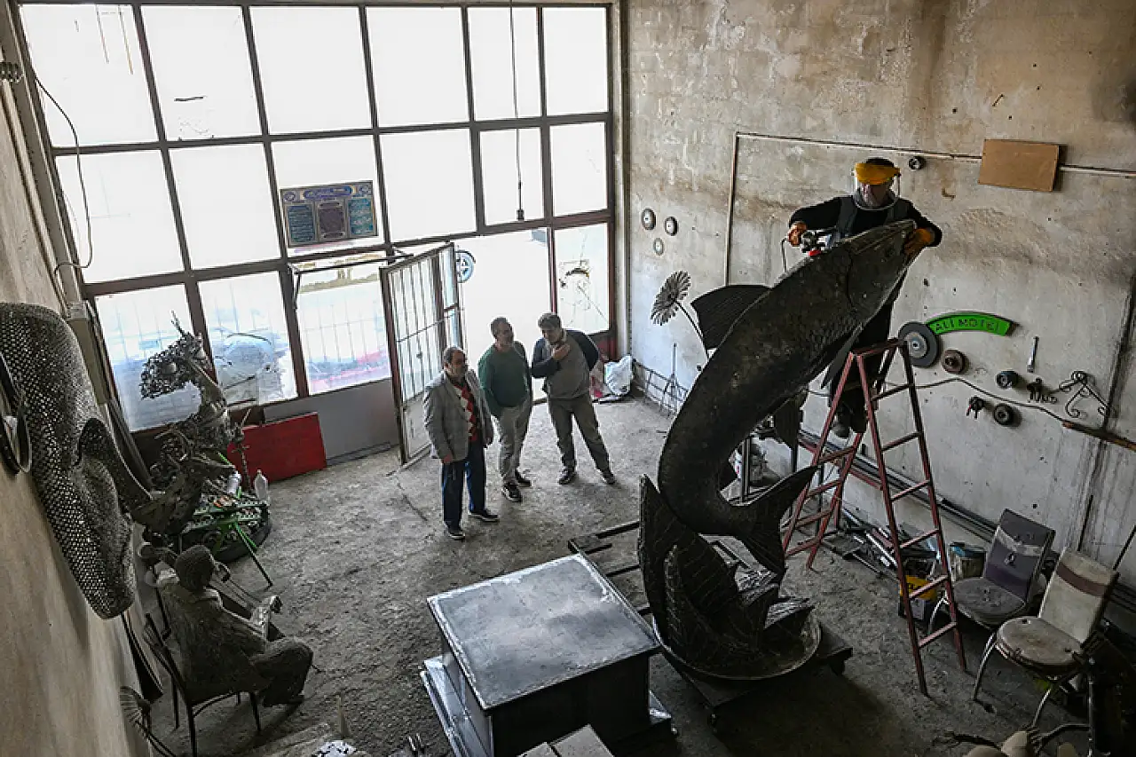 İranlı heykeltıraş 350 kg hurda ile 3.3 m 'inci kefali' heykeli yaptı