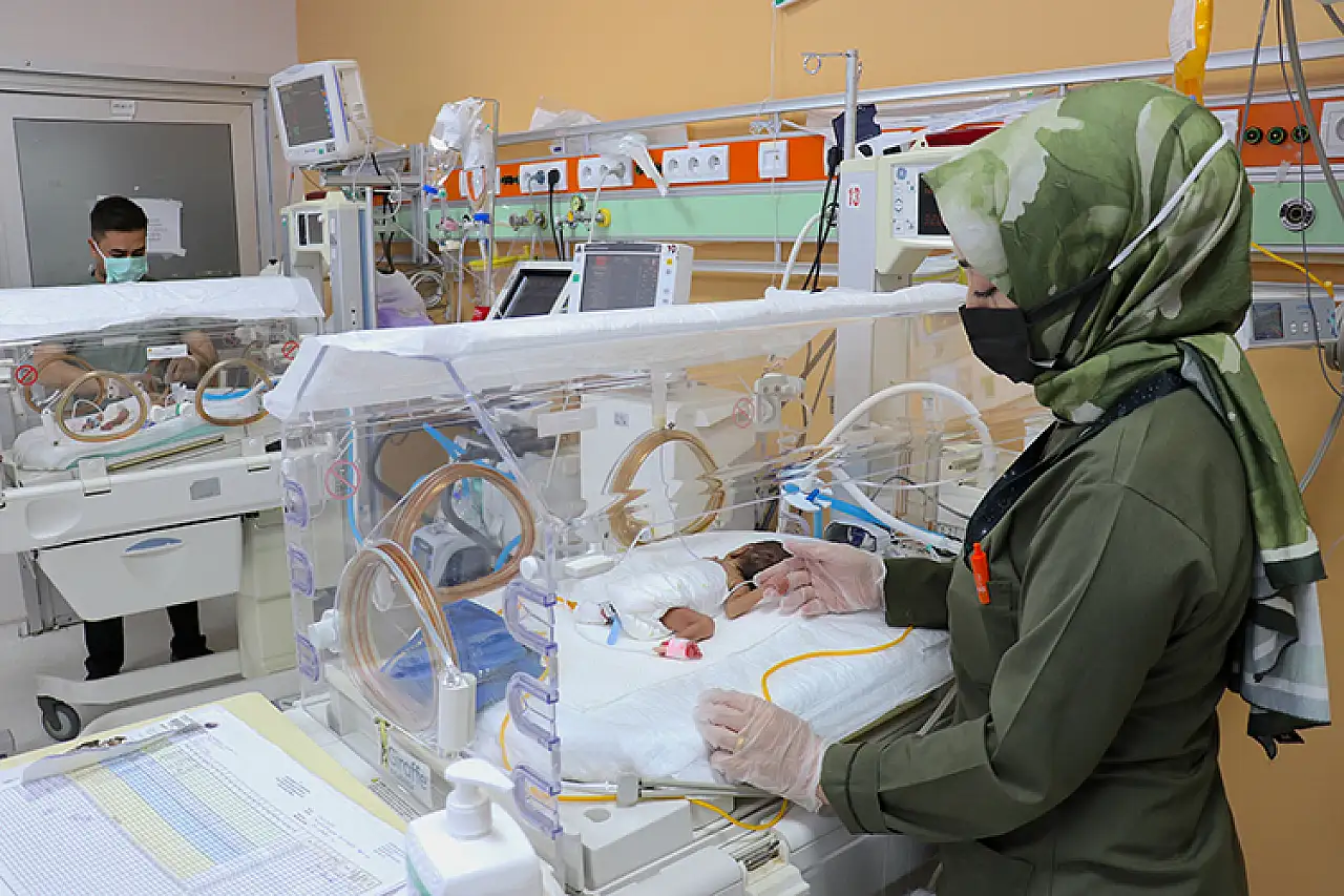 Şefkat Nöbetiyle Hayata Tutundular: Prematüre İkizler Yaşıyor