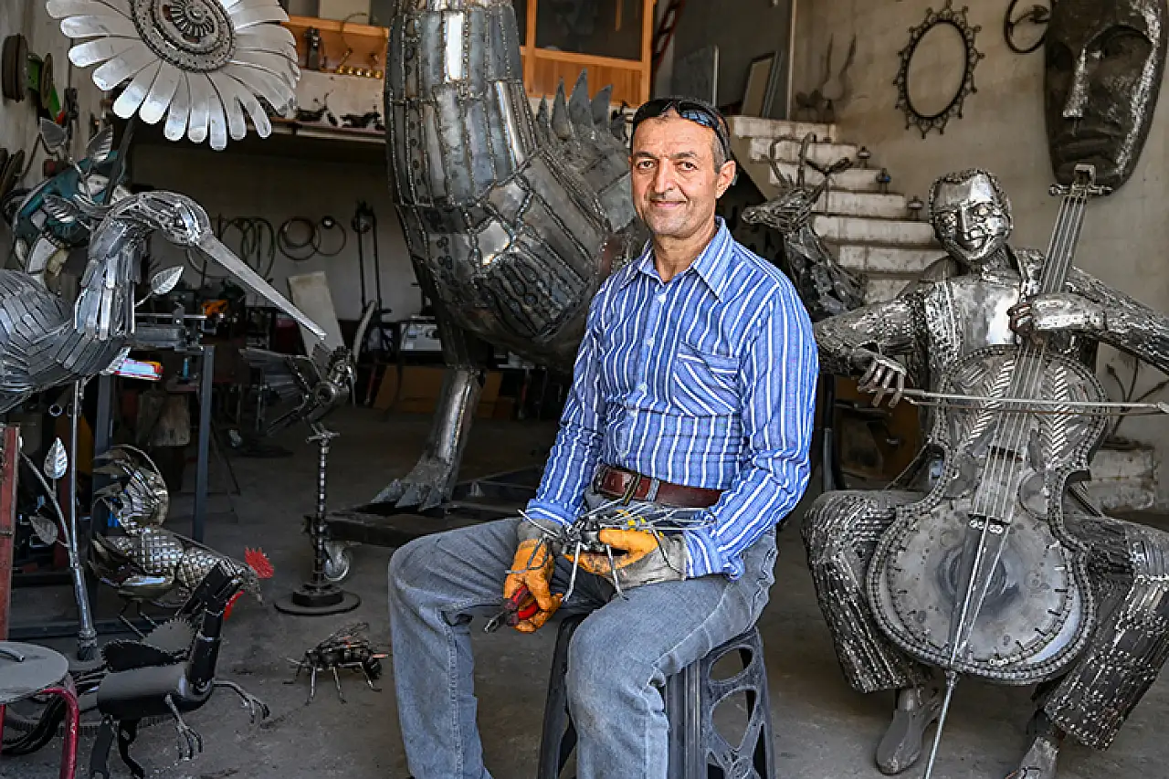 İranlı heykeltıraş 350 kg hurda ile 3.3 m 'inci kefali' heykeli yaptı