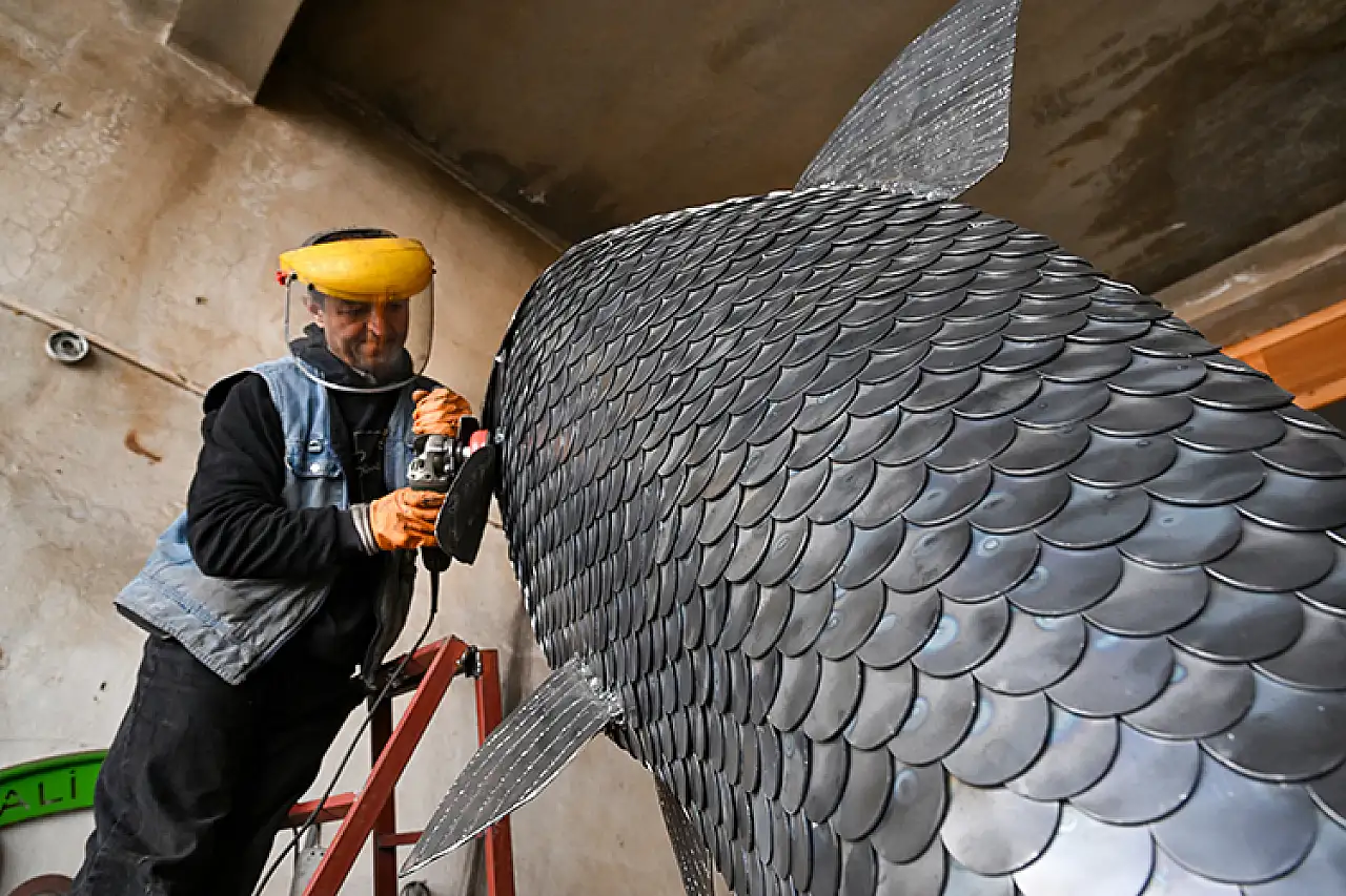 İranlı heykeltıraş 350 kg hurda ile 3.3 m 'inci kefali' heykeli yaptı