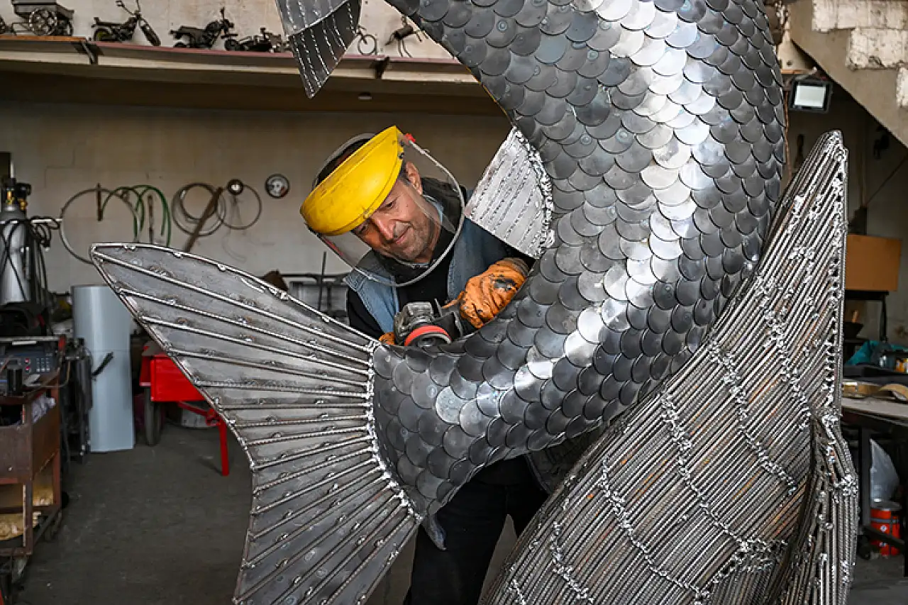 İranlı heykeltıraş 350 kg hurda ile 3.3 m 'inci kefali' heykeli yaptı