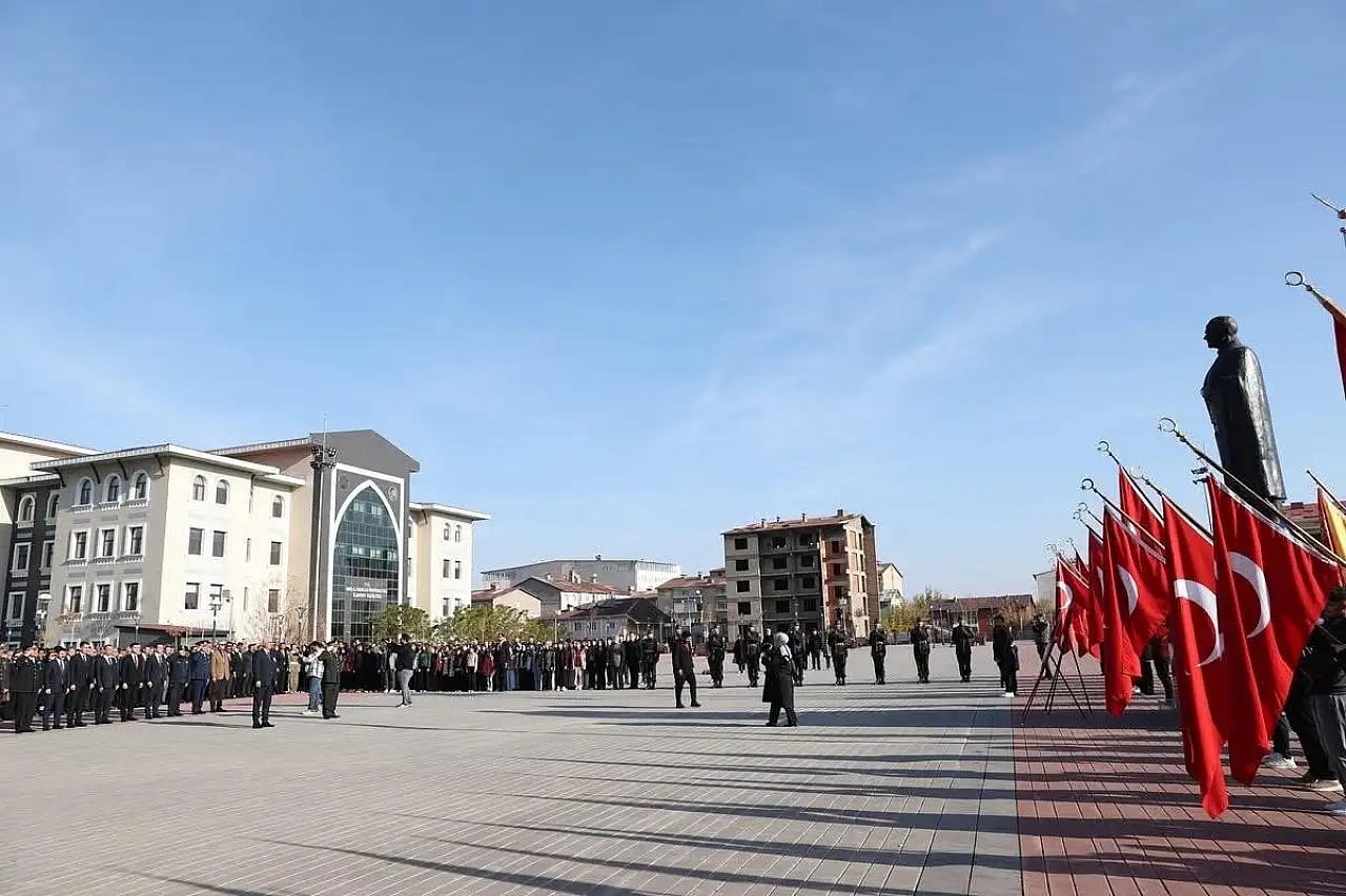 Muş'ta 10 Kasım Atatürk'ü Anma Programı Kent Meydanı'nda Gerçekleşti