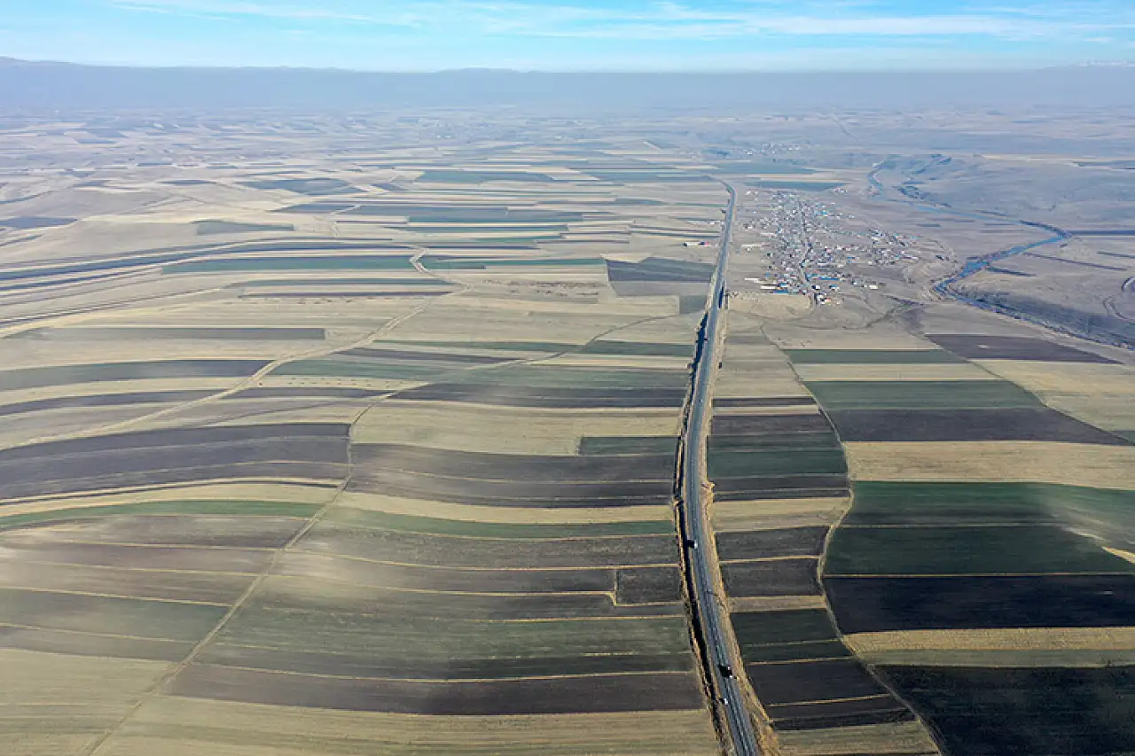 Kars'ta çiftçiler bereketli hasat sezonunu geride bırakarak yeni sezon hazırlıklarına başladı