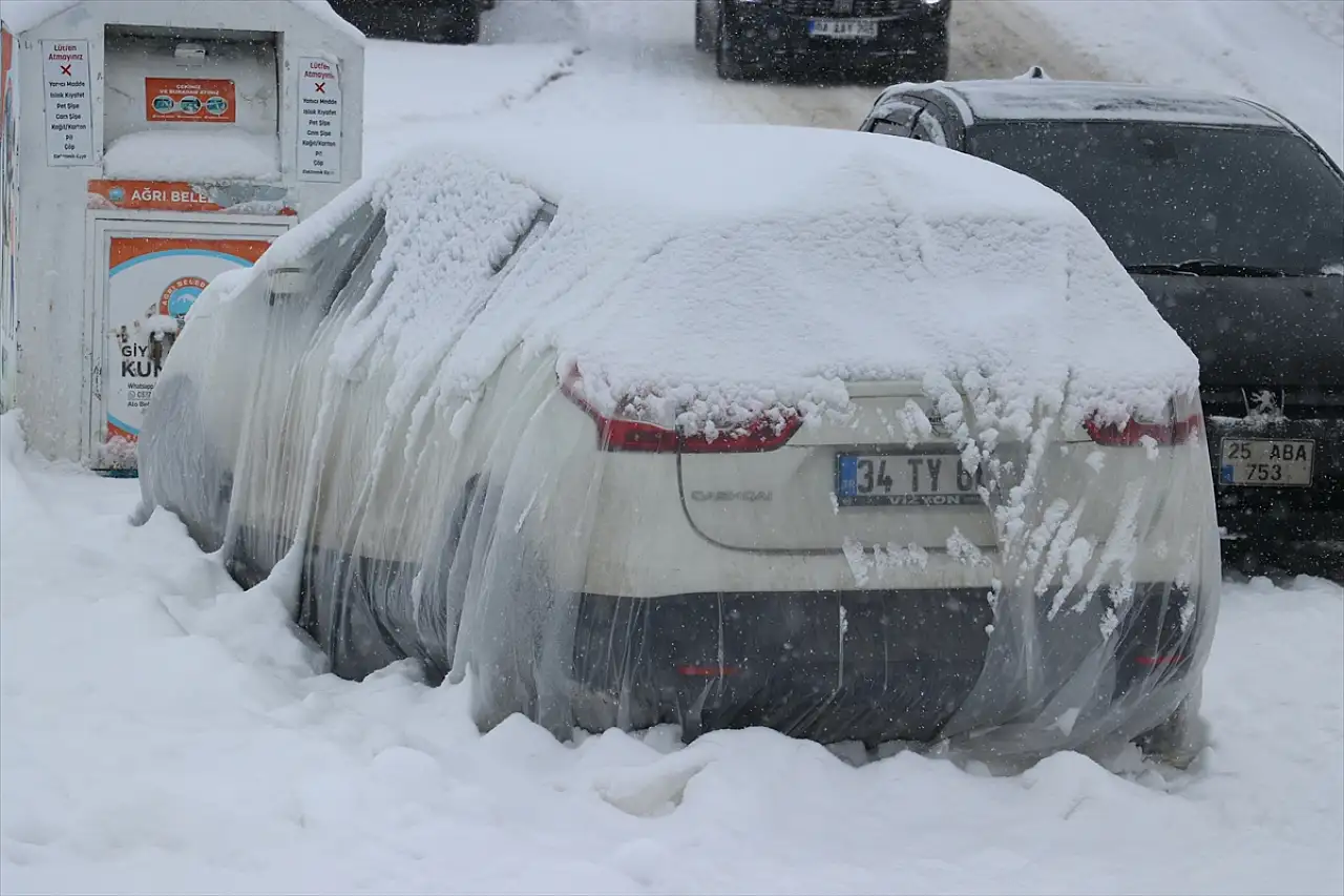 Ağrı'da soğuk hava, dereleri buzla kapladı