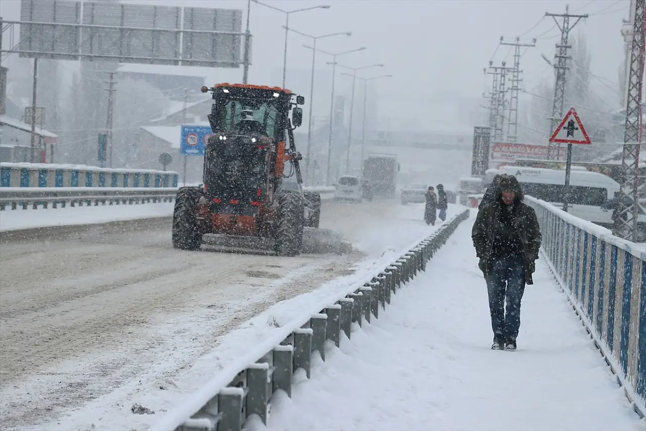 Ağrı'da soğuk hava, dereleri buzla kapladı